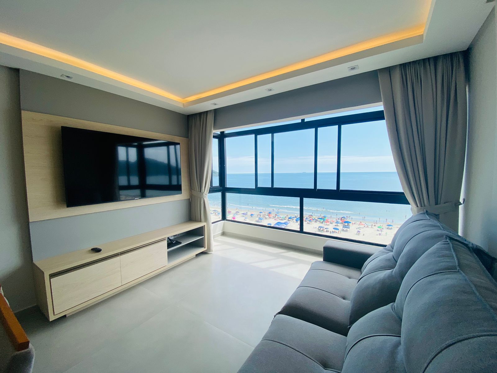 Sala de estar com vista frontal para o mar — Central Stay 01